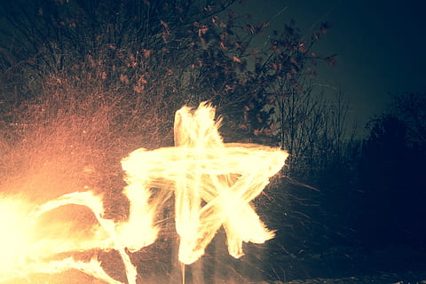 foto timelapse, persona, fabbricazione, stella, utilizzando, fuoco, bianca, guidato, luce, foresta, fiamma, scintilla, movimento, fuoco - fenomeno naturale, calore - temperatura, ardente, rosso, raggiante, che esplode, scintille, giallo, colore nero, notte, illuminato, celebrazione, nessuno, pianta, natura, albero, falò, all'aperto, terra, colore arancione, campo, lunga esposizione, movimento sfocato, legno - materiale, fuoco di bivacco, 5K, CC0, dominio pubblico, privo di copyright