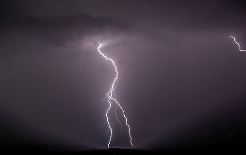 llamps, trons, temps, poder a la natura, tempesta, núvol - cel, nit, bellesa a la natura, poder, signe, senyal d'advertència, cel, naturalesa, núvol de tempesta, comunicació, cel dramàtic, llamps bifurcats, cap gent, electricitat, vitalitat, a l'aire lliure, ominós, meteorologia, porpra, Font d'alimentació, 2K, CC0, domini públic, lliure de regalies