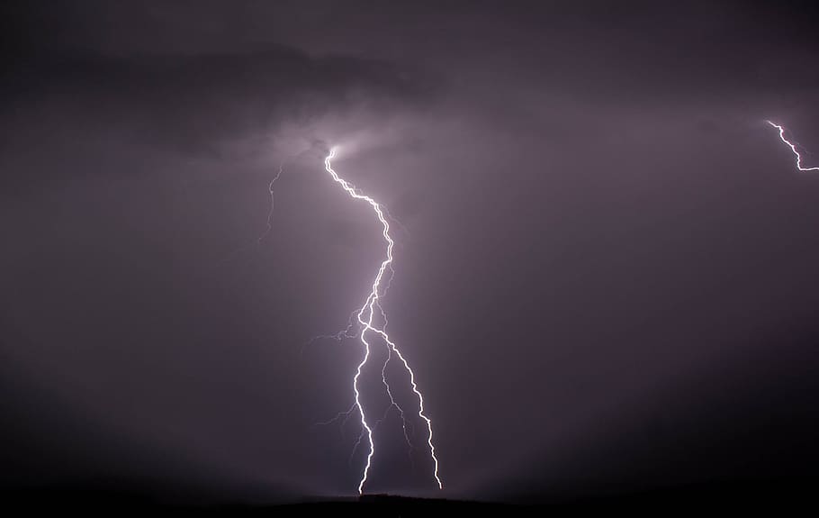 llamps, trons, temps, poder a la natura, tempesta, núvol - cel, nit, bellesa a la natura, poder, signe, senyal d'advertència, cel, naturalesa, núvol de tempesta, comunicació, cel dramàtic, llamps bifurcats, cap gent, electricitat, vitalitat, a l'aire lliure, ominós, meteorologia, porpra, Font d'alimentació, 2K
