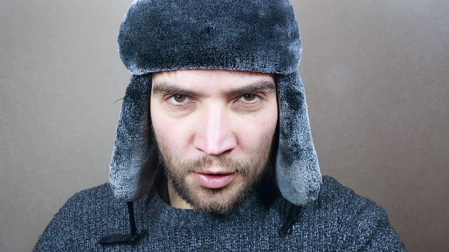 la cara de l'home, hivern, tapa, fred, blanc, home, jove, fons, càlid, model, suèter, bonic, roba, naturalment, atractiu, Europeu, postura, adults, gent, un, retrat, temporada, barba, joventut, guai, persona, expressió, desembre, mirant, congelat, frescor, només homes, un sol home, un jove només, adult jove, caputxa - roba, tirada al cap, una persona, vista frontal, mirant la càmera, pèl facial, persones reals, homes, home jove, primer pla, barret, gris, campana, adult, roba calenta, 5K