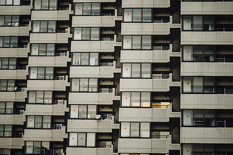 foto, beige, bianca, calcestruzzo, costruzione, architettura, infrastruttura, struttura, istituzione, appartamento, finestre, condominio, Hotel, fotogramma intero, mensola, sfondi, in casa, scaffale, giorno, nessuno, esterno dell'edificio, struttura costruita, quartiere residenziale, finestra, città, modello, di fila, ripetizione, all'aperto, balcone, fianco a fianco, grande gruppo di oggetti, abbondanza, 5K