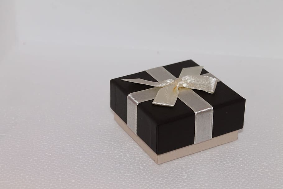 quadrat, negre, marró, caixa de regal amb accent d’arc, blanc, superfície, negre i marró, arc, accent, regal, Caixa, superfície blanca, Caixa de regal, envasos de regal, bucle, caixa de record, envasos, caixa de joies, cas, tir de l'estudi, fons blanc, celebració, vista d’angle alt, sol objecte, cap gent, cinta, cinta: objectes de cosir, a l'interior, Nadal, caixa-contenidor, llaç de llaç, esdeveniment, natura morta, sorpresa, gris, fons gris, còpia espai, paper de regal, luxe, color plata, esdeveniment anual, 1080P