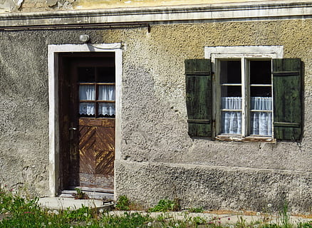 porta, finestra, otturatore, vecchio, decaduto, nostalgia, Vintage ▾, architettura, struttura costruita, esterno dell'edificio, costruzione, Entrata, nessuno, giorno, Casa, quartiere residenziale, chiuso, caratteristica della parete, all'aperto, parete, sicurezza, vetro - materiale, protezione, telaio della finestra, 2K, CC0, dominio pubblico, privo di copyright
