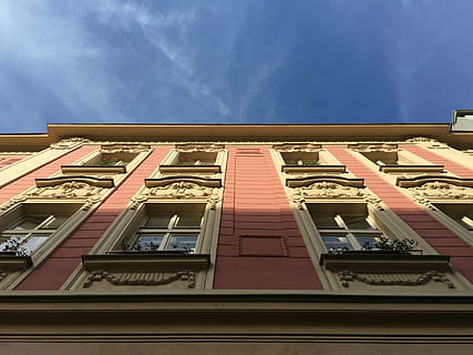 blu, costruzione, vecchio, cielo, Inquadratura dal basso, architettura, struttura costruita, esterno dell'edificio, finestra, nessuno, nuvola - cielo, natura, giorno, quartiere residenziale, all'aperto, città, luce del sole, balcone, di fila, governo, viaggio, appartamento, direttamente sotto, 4K, CC0, dominio pubblico, privo di copyright