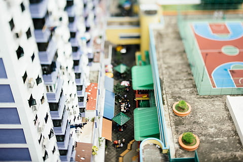 color assortit, ciutat, vista, escala, model, aèria, fotografia, blanc, blau, concret, edifici, estructura, arquitectura, tribunal, vista d’angle alt, centrar-se en primer pla, dia, enfocament selectiu, primer pla, a l'aire lliure, cap gent, indústria, elecció, estructura construïda, multicolor, variació, en fila, negocis, 5K, CC0, domini públic, lliure de regalies
