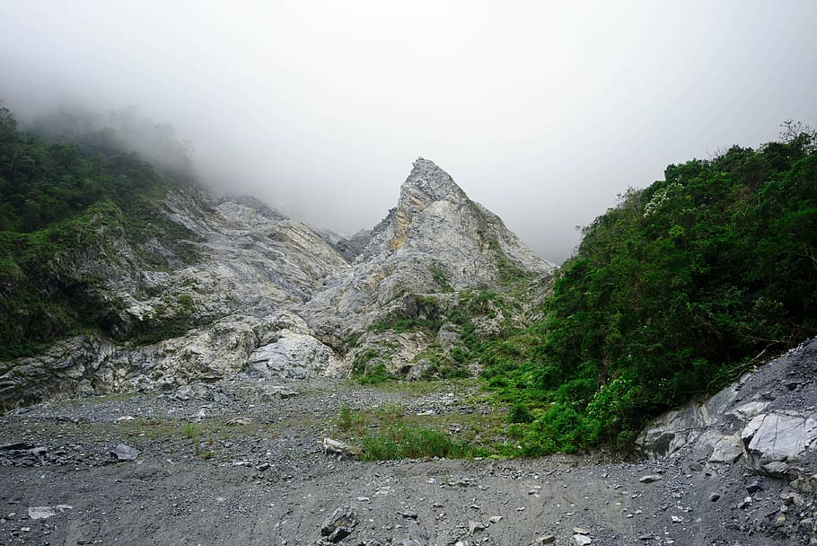 persona, mostrant, gris, muntanya de pedra, verd, muntanya, dia, temps, turó, rock, cim, paisatge, naturalesa, cel, boira, planta, arbre, a l'aire lliure, núvol - cel, cap gent, aigua, escenics, escenics - natura, bellesa a la natura, medi ambient, escena tranquil·la, tranquil·litat, rock - object, sòlid, terra, Serra, cim de muntanya, 4K