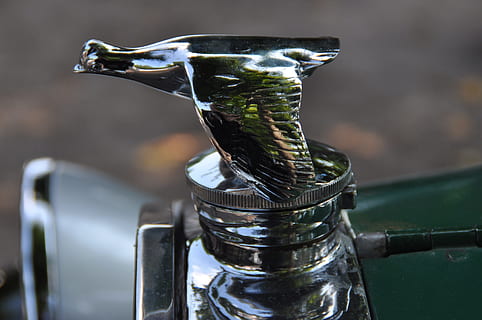 Ford, coole Figur, klassisch, Oldtimer, Fokus auf den Vordergrund, Nahansicht, Wasser, keine Leute, Essen und Trinken, Haushaltsausstattung, Wasserhahn, Glas - Material, Tag, Container, Bewegung, Metall, drinnen, sinken, Natur, Getränk, Wasser trinken, Trinkbrunnen, fließendes Wasser, 4K, CC0, gemeinfrei, lizenzfrei
