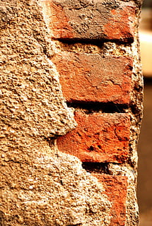Ziegel, Ecke, Gips, texturiert, gebaute Struktur, draußen, Nahansicht, Hintergründe, keine Leute, Wand, die Architektur, Wandbau - Funktion, Ziegelwand, Backstein, Tag, Rau, alt, verwittert, Natur, braun, Sonnenlicht, Muster, beschädigt, Steinwand, 2K, CC0, gemeinfrei, lizenzfrei