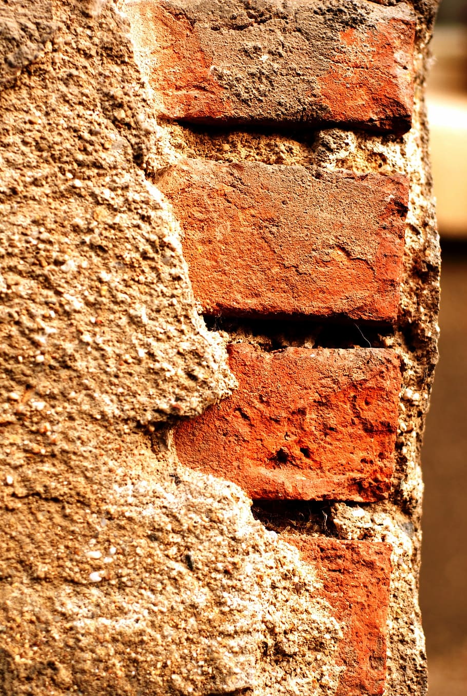 Ziegel, Ecke, Gips, texturiert, gebaute Struktur, draußen, Nahansicht, Hintergründe, keine Leute, Wand, die Architektur, Wandbau - Funktion, Ziegelwand, Backstein, Tag, Rau, alt, verwittert, Natur, braun, Sonnenlicht, Muster, beschädigt, Steinwand, 2K