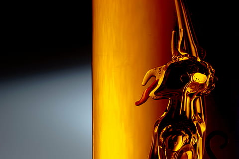 djævel, dæmon, ond, helvede, mørk, sort, uhyre, skræmmende, uhyggelig, mareridt, gotisk, hale, horn, fork, religion, glød, glødende, glas, makro, rød, fare, ansigt, hoved, tunge, halloween, rædsel, grusom, dårlig, Rebel, oprør, efterår, Fallen, satan, efterliv, ild, flammer, brænde, nat, død, repræsentation, ingen mennesker, Kunst og håndværk, håndværk, tæt på, kreativitet, skulptur, guldfarvet, statue, menneskelig repræsentation, enkelt objekt, indendørs, guld, studio skud, dekoration, fokus på forgrunden, kunstkultur og underholdning, udsmykkede, 5K, CC0, offentligt domæne, royaltyfrie