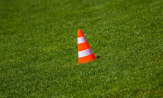 pilones, barret, taronja, herba, verd herba, advertiment, esport, color verd, cap gent, planta, futbol, ratlles, camp, naturalesa, dia, vermell, terra, con, a l'aire lliure, bandera, con de tràfic, seguretat, Color blanc, enfocament selectiu, camp de futbol, protecció, 5K, CC0, domini públic, lliure de regalies