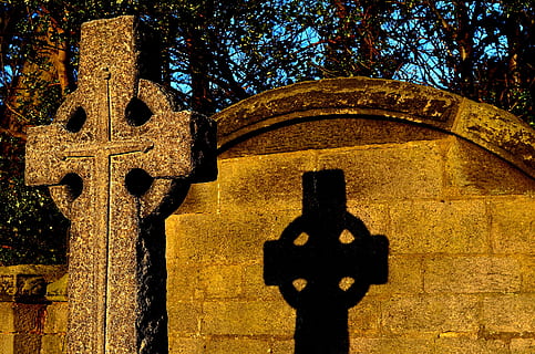 kámen, architektura, symbol, přejít, západ slunce, stín, zeď, světlo, účinek, Pozadí, náboženství, víra, duchovno, strom, náhrobek, nikdo, den, Příroda, hřbitov, hrob, rostlina, venku, slunečního světla, kamenný materiál, starý, místo uctívání, 4K