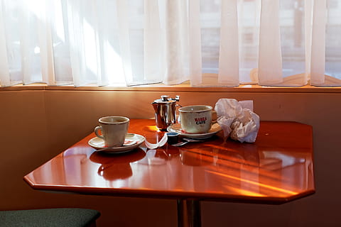 desayuno, café, vaso, taza de café, beber, verano, beber café, acogedor, cafe calle, desayunar, mesa, comida y bebida, ventana, jarra, cortina, nadie, adentro, vajilla, comida, asiento, luz del sol, día, refresco, silla, bebida caliente, cuarto doméstico, café - bebida, bandeja, taza de te, 2K, CC0, dominio público, libre de derechos