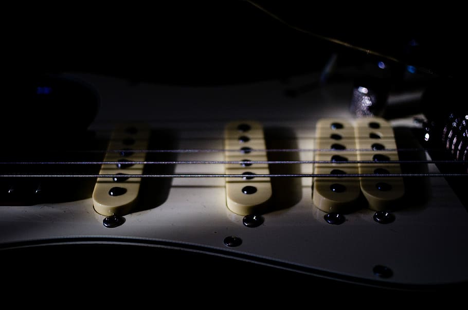 corde per chitarra d'argento, chitarra elettrica bianca, chitarra, stringhe, strumento, luce del sole, ombra, musica, Zelinsky, decano, jazz, blu, roccia, artista, musicista, segretezza, nascosto, strumento musicale, cultura artistica e intrattenimento, attrezzatura musicale, strumento a corda, stringa di strumenti musicali, stringa, avvicinamento, in casa, chitarra elettrica, sfondo nero, nessuno, tastiera, equipaggiamento audio, messa a fuoco selettiva, fatto dall'uomo, natura morta, girato in studio, Oggetto creato dall'uomo, ambientazione, elettronica audio, 4K