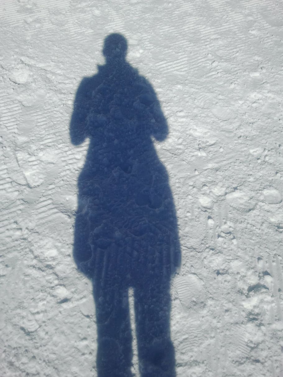 skygge, skyggespil, vinter, sne, mennesker, koldtemperatur, udendørs, gå, kold temperatur, natur, sollys, rigtige mennesker, en person, jord, høj vinkel visning, fokusere på skygge, dag, Mark, fritidsaktivitet, livsstil, uigenkendelig person, stående, varme tøj, sner, 2K