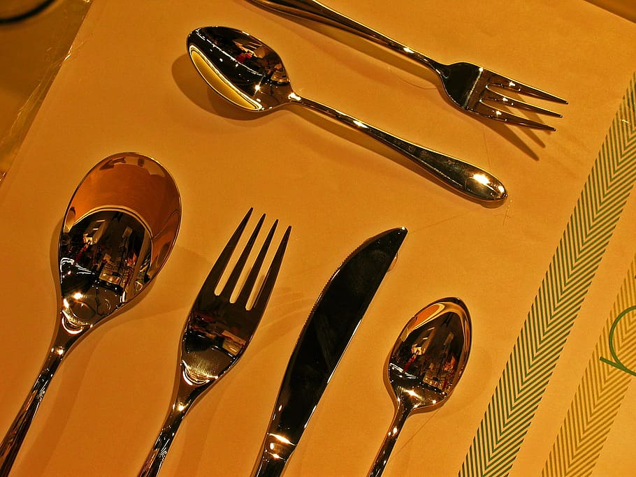 coberts, cullera, forquilla, ganivet, culleradeta, metall, menjar, crom, sopar, brillant, coberta, fons, conjunt de coberts, cullera de cafè, estri de cuina, brillantor, coberta de taula, gastronomia, polit, utensili per menjar, equipament per a la llar, taula, a l'interior, menjar i beguda, cap gent, primer pla, vista d’angle alt, ganivet de taula, color plata, restaurant, groc, reflexió, configuració, vaixella, luxe, 1080P