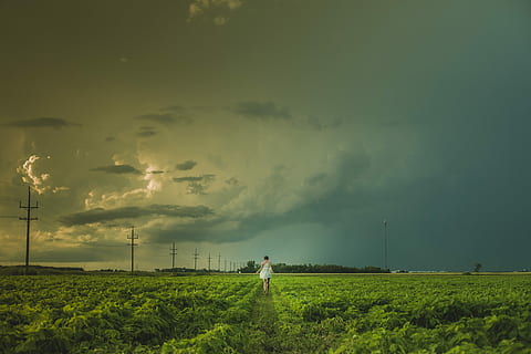 Person, Gehen, elektrisch, Post, wolkig, Himmel, Frau, Grün, Rasenplatz, Feld, Wolke, Kleid, weiblich, Bauernhof, ätherisch, weißes Kleid, Reise, Natur, dom, Flucht, wolke - himmel, Schönheit in der Natur, Land, Umgebung, Landschaft, Szenen - Natur, eine Person, echte Menschen, grüne Farbe, Sturm, Pflanze, Ruhe, Technologie, Männer, ruhige Szene, draußen, Kraft in der Natur, Fotograf, 5K, CC0, gemeinfrei, lizenzfrei