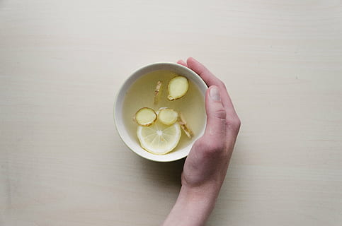Person, halten, Weiß, Keramik, Schüssel, geschnitten, Zitrone, Mensch, Hand, gefüllt, Wasser, Tee, Ingwer, Getränk, heiß, Tasse, Holz, Tabelle, Essen und Trinken, menschliches Körperteil, eine Person, gesundes Essen, nur eine frau, direkt darüber, nur Frauen, gesunder Lebensstil, Frische, Lebensmittel, Wohlbefinden, menschliche Hand, Obst, drinnen, Erfrischung, Erwachsene, Frühstück, Teetasse, Finger, 4K, CC0, gemeinfrei, lizenzfrei