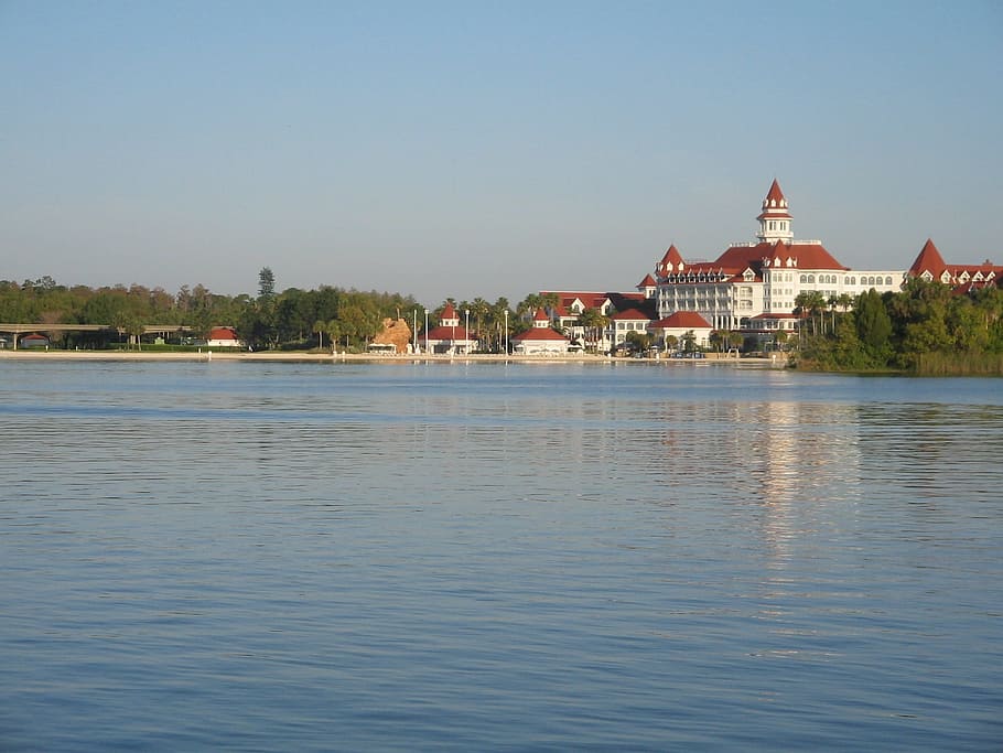 Disney World, paesaggio, vista, struttura costruita, architettura, esterno dell'edificio, acqua, lungomare, costruzione, cielo, albero, natura, cielo sereno, nessuno, pianta, lago, giorno, luogo di culto, città, copia spazio, religione, all'aperto, 1080P