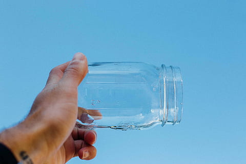 osoba, hospodářství, Průhledná, skleněné mason jar, sklenka, průhledný, ruka, zeď, mokré, voda, lidské ruky, část lidského těla, modrý, jedna osoba, detail, uvnitř, lidé, den, barevné pozadí, část těla, modré pozadí, kopie prostor, Příroda, studio shot, k nepoznání člověka, prst, lidský prst, 720P