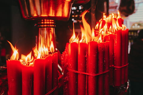 candele rosse accese, candela, fuoco, fiamma, ardente, Chiesa, fuoco - fenomeno naturale, calore - temperatura, architettura, costruzione, rosso, natura, illuminato, struttura costruita, luogo di culto, spiritualità, religione, credenza, raggiante, avvicinamento, nessuno, fusione, rispetto, 5K, CC0, dominio pubblico, privo di copyright