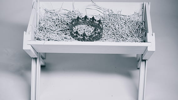 foto in scala di grigi, corona, culla di vimini, pieghevole, contenitore, ramoscelli, culla, cannuccia, fieno, bianca, in casa, pianta, nessuno, natura, vetro - materiale, giorno, riflessione, trasparente, avvicinamento, finestra, Colore bianco, forma geometrica, pianta in vaso, modello, forma, cibo e bevande, metallo, architettura, acciaio, color argento, 4K, CC0, dominio pubblico, privo di copyright