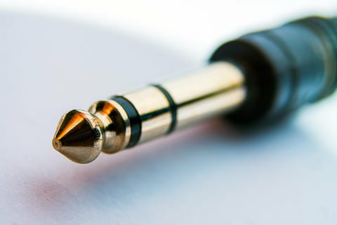 selettivo, fotografia a fuoco, coassiale, Jack, spina, connessione, tecnologia, attrezzatura, suono, musica, chitarra, microfono, analogico, Collegare, trasferimento, cordone, informazione, connettore, cavo, cuffie, filo, comunicazione, macro, vicino, piccolo, lunghezza focale, simbolo, messa a fuoco selettiva, avvicinamento, color oro, girato in studio, dipendenza, nessuno, assistenza sanitaria e medicina, giorno, singolo oggetto, in casa, martelletto, sfondo bianco, legge, giustizia - concetto, copia spazio, sistema legale, vista dall'alto, medicina, attività commerciale, alcool, ricerca, cultura artistica e intrattenimento, 4K, CC0, dominio pubblico, privo di copyright