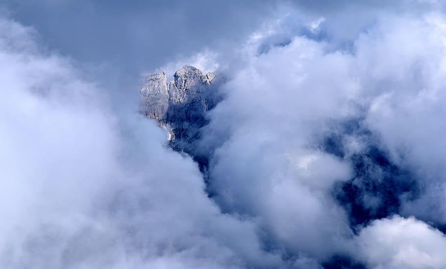 formació de roca, cobert, núvols, cel blanc ennuvolat, tempestuós, núvol, cel, coberta de núvols, temps, tempesta, naturalesa, núvol - cel, blau, cloudscape, a l'aire lliure, escenics, bellesa a la natura, dia, paisatge, cap gent, medi ambient, escenics - natura, muntanya, boira, cim de muntanya, vista d’angle alt, terra, escena tranquil·la, tranquil·litat, 5K
