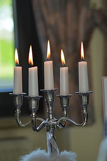 gris, candelabros de metall, cinc, encès, espelmes, candelabro, foc, flama, blanc, plata, cremant, calor - temperatura, vela, foc - fenomen natural, primer pla, a l'interior, centrar-se en primer pla, il·luminat, titular de canelobres, brillant, cap gent, lloc de culte, naturalesa, creença, metall, religió, taula, fusió, 5K, CC0, domini públic, lliure de regalies