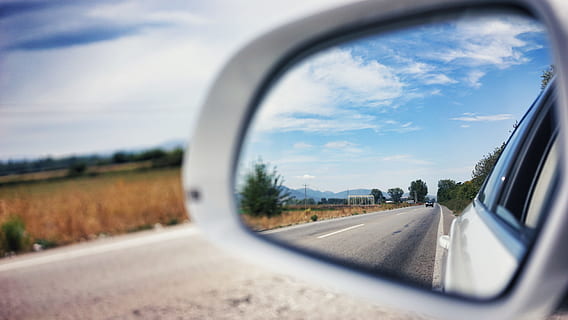 sidespejl på køretøjet, visning, bil, vej, dag, hvid sidespejl, vejen, asfalt, spejl, vingespejl, afspejling, transportmidler, natur, hovedvej, udendørs, rejse, himmel, gade, kørsel, landskab, sidespejl, sky - himmel, ingen mennesker, transportform, land køretøj, motor køretøj, bevægelse, glas - materiale, på farten, plante, træ, køretøj spejl, landlige scene, tur, 5K, CC0, offentligt domæne, royaltyfrie