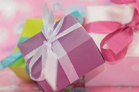 lila Geschenkbox, Paket, Schleife, Geschenk, gemacht, Paketschleife, Weihnachten, Weihnachtsdekoration, geben, Advent, verpackt, Geschenkverpackung, Überraschung, Geschenke, Muttertag, Kindergeburtstag, Geburtstag, Dekoration, Freude, bunt, Farbe, pinke Farbe, gebundener Bogen, Band - Nähartikel, keine Leute, Nahansicht, Band, Bogen, Geschenkbox, Feier, Papier-, drinnen, mehrfarbig, Box, Kasten - Behälter, Geburtstagsgeschenk, selektiver Fokus, Jahrestag, Urlaub, Geschenkpapier, Valentinstag - Urlaub, lila, 4K, CC0, gemeinfrei, lizenzfrei