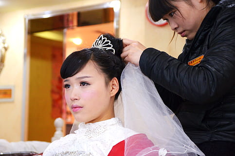 Braut, bilden, Hochzeit, zwei Menschen, Erwachsene, Frau, Schönheit, schöne Frau, Frisur, Friseur, Kunde, Menschen, drinnen, Porträt, Frauen, Haar, Körperpflege, junger Erwachsener, Kosmetikerin, junge Frau, Kopfschuss, menschliches Haar, Vorbereitung, Barbier, 4K, CC0, gemeinfrei, lizenzfrei