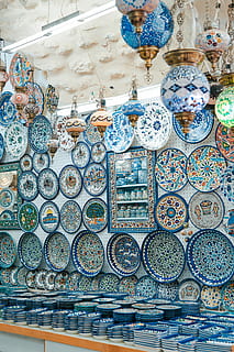 keramik ornament parti, assorteret, vedhæng lamper, dekorative, plader, vægur, struktur, mønster, enestående, ur, mosaik, interiør butik, butik, håndlavet butik, håndlavet, blå, plade, keramik, marokko stil, stor gruppe af objekter, marked, indendørs, ingen mennesker, valg, til salg, variation, detail, dag, overflod, markedsbod, stilleben, design, arrangement, kollektion, arkitektur, tæt på, kreativitet, Kunst og håndværk, detailvisning, 4K, CC0, offentligt domæne, royaltyfrie