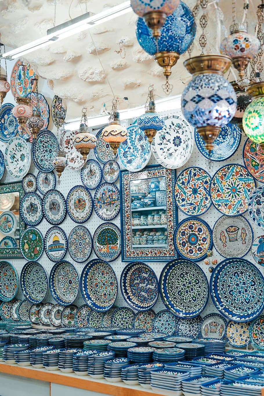 adorn de ceràmica, assortit, llums penjants, decoratiu, plaques, rellotge de paret, textura, patró, únic, rellotge, mosaic, botiga interior, botiga, botiga feta a mà, fet a mà, blau, placa, ceràmica, estil marroc, gran grup d'objectes, mercat, a l'interior, cap gent, elecció, a la venda, variació, venda al detall, dia, abundància, Paradeta, natura morta, disseny, arranjament, col · lecció, arquitectura, primer pla, creativitat, art i artesania, visualització al detall, 4K