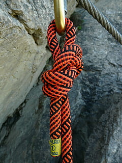 fotografia de primer pla, vermell, negre, corda, vuitè, node, muntanya russa, carabina, vuitè node, nus, cable d'acer, còpia de seguretat, seguretat, bergsport, escalada, via ferrada, corda cap amunt, cable d’acer, alpinisme, escalar, segur, força, nus lligat, durabilitat, cap gent, lligat, metall, dia, primer pla, connexió, a l'aire lliure, penjant, centrar-se en primer pla, protecció, funció de construcció de parets, rock, sòlid, 2K, CC0, domini públic, lliure de regalies
