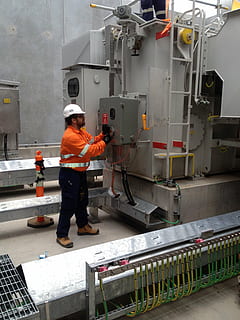 home, tocar, industrial, màquina, serveis elèctrics, proves hv, equips de proves hv, treballador, reparacions, indústria, fàbrica, treballador manual, treball, ocupació, gent, equipament, maquinària, fabricació, enginyer, protecció, longitud completa, persones reals, roba, una persona, roba reflectant, homes, de peu, seguretat, transport per ferrocarril, casc, dia, roba de treball protectora, vista del darrere, pista, uniforme, 2K, CC0, domini públic, lliure de regalies