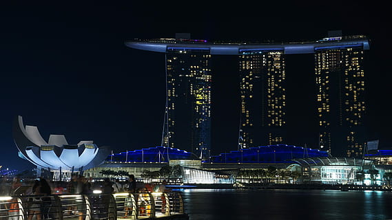 Marina Bay Singapore, notte, posto famoso, illuminato, architettura, scena urbana, paesaggio urbano, destinazioni di viaggio, città, skyline urbano, Singapore, fiume, ponte - struttura fatta dall'uomo, viaggio, posizioni di viaggio, struttura costruita, turismo, esterno dell'edificio, riflessione, ruota panoramica, edificio per uffici esterno, acqua, costruzione, moderno, lungomare, grattacielo, natura, lusso, nessuno, Hotel, all'aperto, baia, distretto finanziario, 1080P, CC0, dominio pubblico, privo di copyright