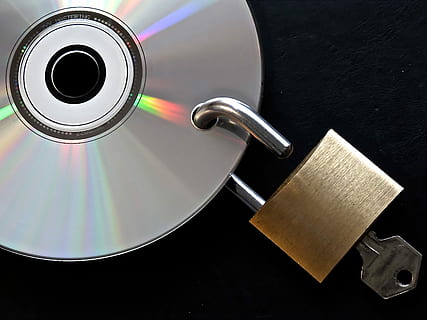cadenas en laiton, clé, pendaison, gris, disque, laiton, cadenas, suspendu dans, politique de confidentialité, sécurité des données, crypté, mot de passe, données d'accès, cadenas en U, à, fermé, métal, brillant, sauvegardé, d'or, ordinateur, numérique, Achevée, CD, DVD, tranche de données, Château, sauvegarde de données, sauvegarde, Sécurité, ouvrir, non sécurisé, incertain, fond noir, prise de vue en studio, personne, fermer, La technologie, journée, à l'intérieur, table, boisson, rafraîchissement, vue grand angle, café, tasse, Nourriture et boisson, nature morte, café - boisson, agresser, tasse à café, couleur noire, café noir, directement au-dessus, cercle, boisson non alcoolisée, acier, alliage, couleur argentée, 2K, CC0, domaine public, libre de droits