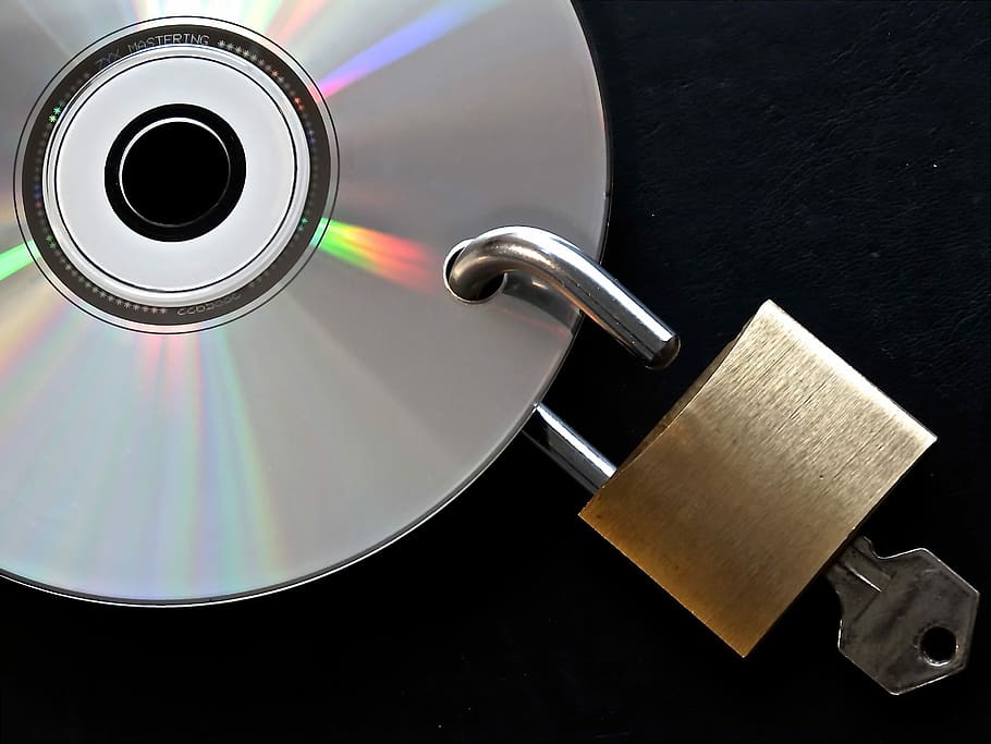 cadenat de llautó, clau, penjant, gris, disc, llautó, cadenat, política de privacitat, seguretat de dades, xifrat, contrasenya, accedir a les dades, u-lock, a, tancat, metall, brillant, còpia de seguretat, daurat, ordinador, digital, completa, cd, dvd, tall de dades, castell, còpia de seguretat de dades, seguretat, obert, sense garantia, incert, fons negre, tir de l'estudi, cap gent, primer pla, tecnologia, dia, a l'interior, taula, beure, refresc, vista d’angle alt, cafè, tassa, menjar i beguda, natura morta, cafè - beguda, tassa de cafè, color negre, cafè negre, directament a sobre, cercle, begudes sense alcohol, acer, aliatge, color plata, 2K