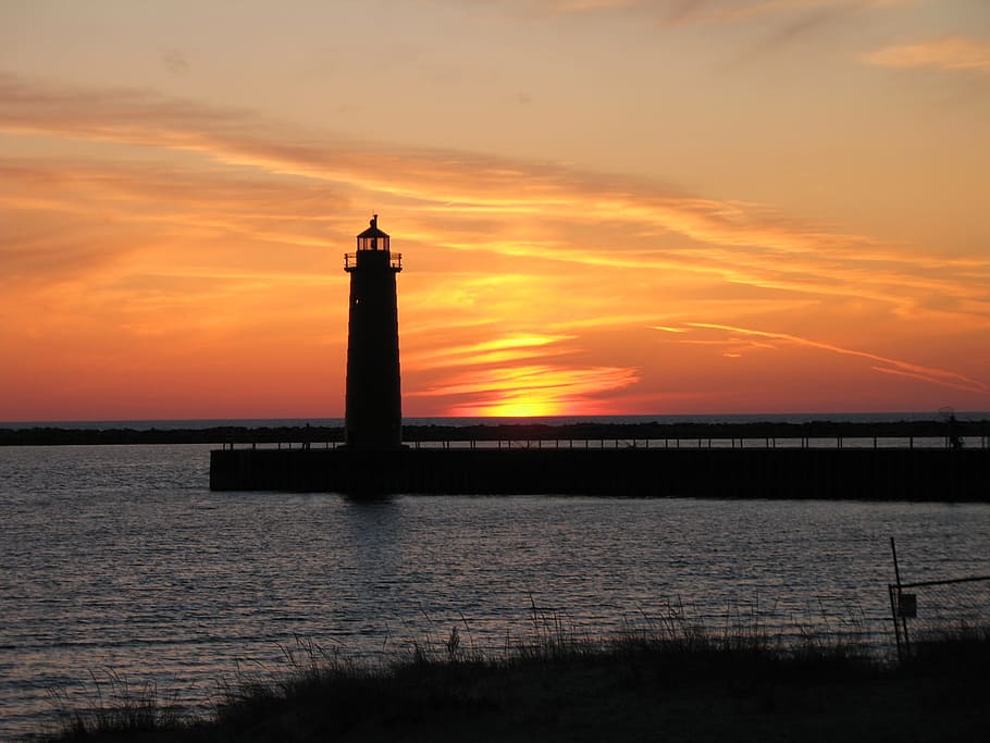silueta, susnet, far, posta de sol, platja, cel, posta de sol, platja, llac michigan, mar, vespre, línia de costa, aigua, naturalesa, torre, port, cap gent, núvol - cel, direcció, orientació, color taronja, estructura construïda, arquitectura, exterior de l'edifici, bellesa a la natura, escenics - natura, edifici, 2K