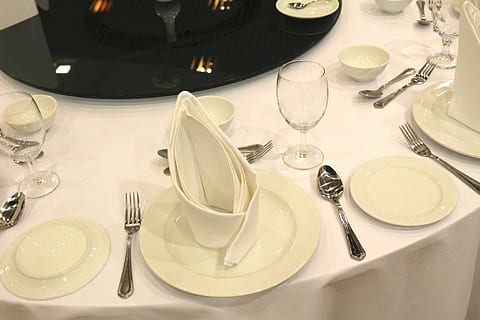 spise~~POS=TRUNC, settene, hvit, skje, øve på, spisesteder, vinglass, gaffel, tallerken, høy vinkel visning, sølvtøy, sted innstilling, innendørs, bord, husholdningsutstyr, spise redskap, kjøkkenredskap, stilleben, glass, innstilling, ingen folk, drikkeglass, kniv, bordkniv, mat og Drikke, servise, stor gruppe gjenstander, ren, 5K, CC0, offentlig domene, opphavsrett gratis