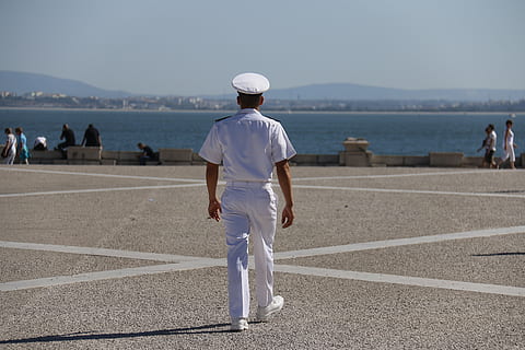 uomo, bianca, completo da uomo, cappello, in piedi, grigio, marciapiede, giorno, marinaio, sentiero, destino, certezza, persone che lavorano, Lisbona, fiume Tago, persone reali, mare, acqua, persone accessorie, retrovisore, lunghezza intera, stili di vita, cielo, uomini, una persona, natura, attività di svago, capi di abbigliamento, terra, spiaggia, all'aperto, uniforme, 2K, CC0, dominio pubblico, privo di copyright