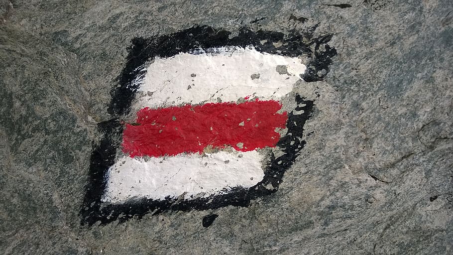 Wandern, Verzeichnis, Richtung, Berge, Weg, Zeichen, Zugcharakter, Wegweiser, Wanderung, rot, texturiert, keine Leute, Wandbau - Funktion, Nahansicht, Tag, Rau, Patriotismus, Kunst und Handwerk, Farbe, gemalt, weiße Farbe, Flagge, draußen, Hintergründe, Vollbild, Kreativität, verwittert, gestalten, gebaute Struktur, 2K