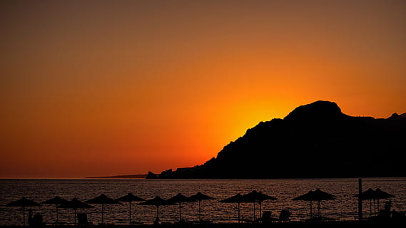 puesta de sol, cielo, montaña, tierras altas, paisaje, silueta, mar, Oceano, agua, playa, banco, costa, paisajes - naturaleza, tranquilidad, escena tranquila, belleza en la naturaleza, tierra, naturaleza, idílico, color naranja, nadie, horizonte, horizonte sobre el agua, al aire libre, cielo romantico, 5K, CC0, dominio público, libre de derechos
