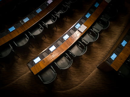 nízký, fotografování světla, křesla, přední, lavice, místnost auditoria, dřevo - materiál, stůl, uvnitř, vysoký úhel pohledu, stálý život, nikdo, technologie, sdělení, jídlo a pití, spojení, detail, uspořádání, zaměřit se na popředí, variace, nostalgie, podnikání, umělecká kultura a zábava, kávový šálek, pohár, 2K, CC0, veřejná doména, bez autorských práv