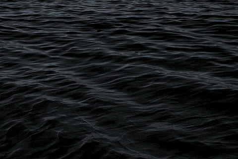 schwarz, Karosserie, Wasser, dunkel, See, Ozean, Muster, Fluss, Meer, Hintergründe, gewellt, Vollbild, abstrakt, abstrakte Hintergründe, Wellenmuster, Wasseroberfläche, keine Leute, Natur, Bewegung, texturiert, Nahansicht, Ruhe, natürliches Muster, draußen, Schönheit in der Natur, Struktureffekt, 5K, CC0, gemeinfrei, lizenzfrei