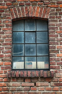finestra, vell, finestra antiga, façana, històricament, paret, hauswand, arquitectura, maçoneria, Masia, finestra d’instal·lació, edat mitjana, edifici antic, granja, ferro, maons, rústic, maó, paret de maó, estructura construïda, exterior de l'edifici, edifici, cap gent, funció de construcció de parets, dia, vidre - material, patró, a l'aire lliure, forma geomètrica, vermell, forma, vista d’angle baix, material de fusta, marc de finestra, 5K, CC0, domini públic, lliure de regalies