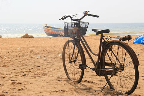 platja, cicle, estiu, mar, bicicleta, sorra, a l'aire lliure, terra, transport, aigua, manera de transport, vehicle terrestre, naturalesa, dia, cistella de bicicleta, horitzó, viatjar, horitzó sobre l’aigua, estacionari, cistella, centrar-se en primer pla, contenidor, cap gent, roda, 5K, CC0, domini públic, lliure de regalies