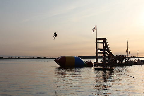 flyvningen, Baldwin, vand, solnedgang, flyve, sjovt, glæde, hans barn, hav, natur, nautiske fartøj, himmel, transportmidler, transportform, havnefronten, industri, fugl, ingen mennesker, dyre temaer, udendørs, flyvende, skønhed i naturen, dyr, sky - himmel, orange farve, 5K, CC0, offentligt domæne, royaltyfrie