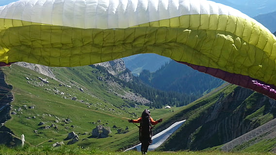 skydiver, เริ่มต้น, ภูเขา, ดู, ประเทศสวิสเซอร์แลนด์, กิจกรรมยามว่าง, สีเขียว, ความงามในธรรมชาติ, คนจริง, คนคนหนึ่ง, ฉากที่ไม่ใช่ในเมือง, ความเงียบสงบ, Scenics - ธรรมชาติ, ไลฟ์สไตล์, ธรรมชาติ, ฉากที่เงียบสงบ, วัน, งดงาม, ผู้ชาย, ปลูก, การเดินทาง, วันหยุดพักผ่อน, ที่ดิน, เทือกเขา, กลางแจ้ง, แขนมนุษย์, ยกแขนขึ้น, 4K, CC0, โดเมนสาธารณะ, ค่าลิขสิทธิ์ฟรี
